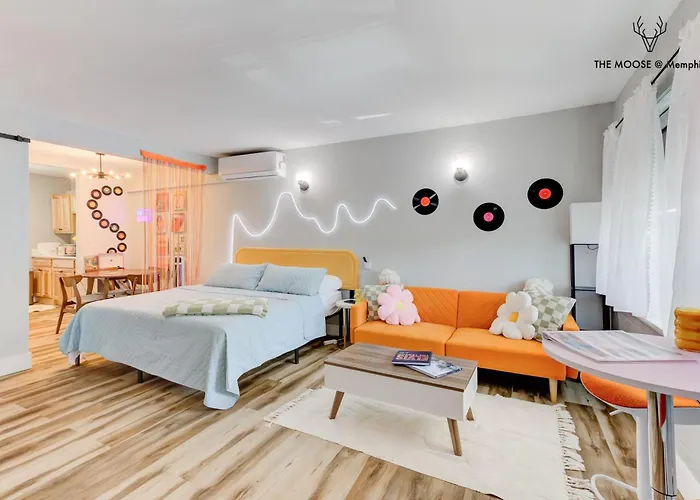The Moose #10 - Stylish Loft With King Bed, Free Parking & Wi-Fi