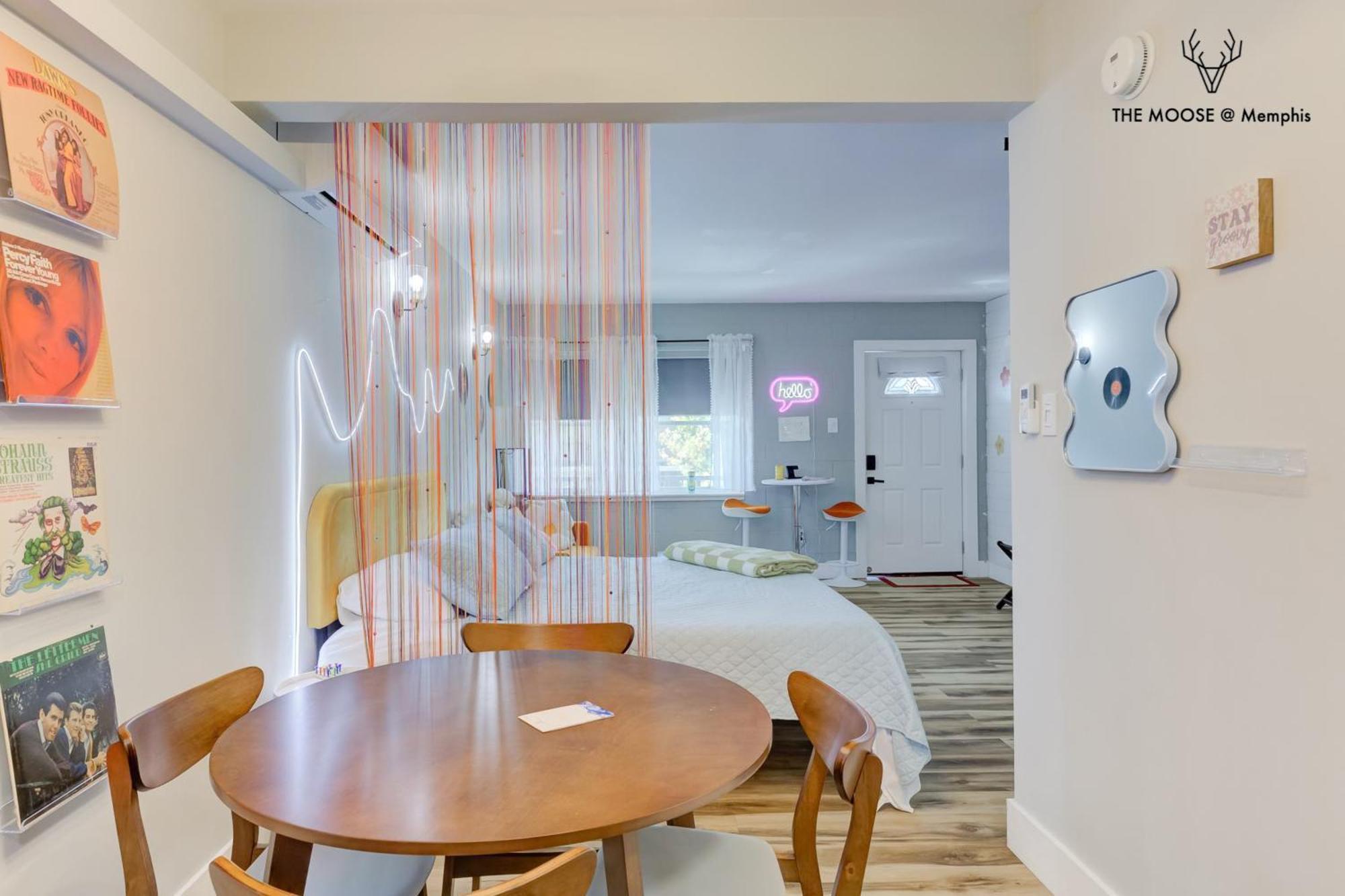 The Moose #10 - Stylish Loft With King Bed, Free Parking & Wi-fi *