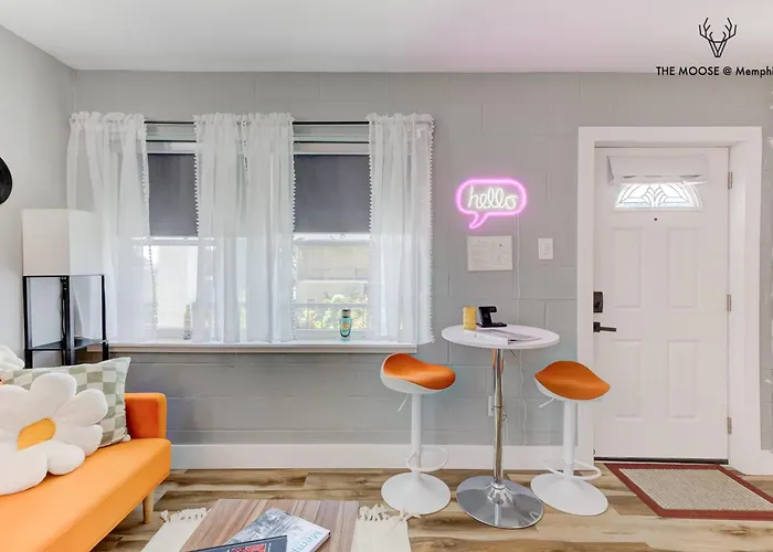 The Moose #10 - Stylish Loft With King Bed, Free Parking & Wi-Fi