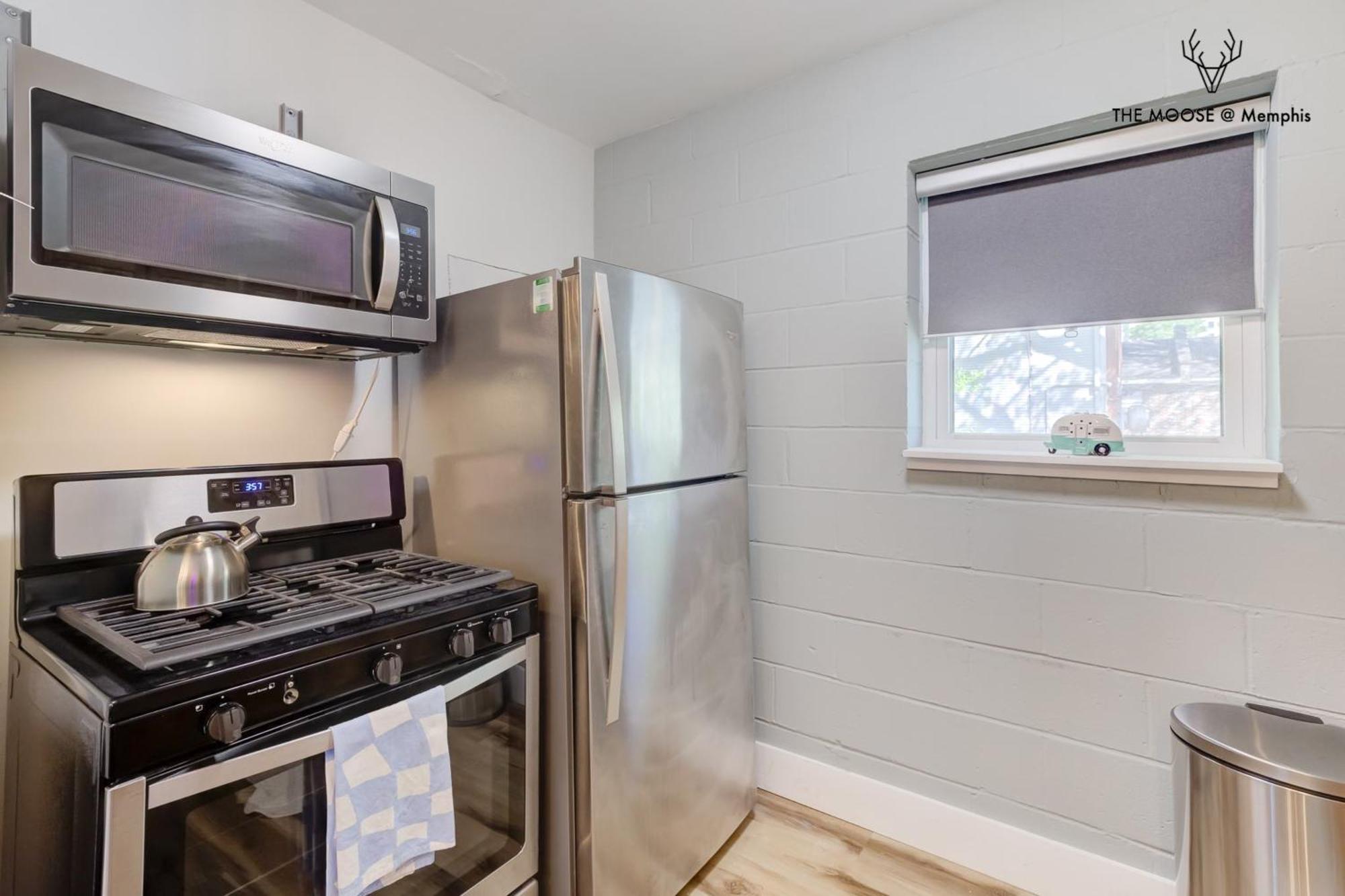 The Moose #10 - Stylish Loft With King Bed, Free Parking & Wi-fi