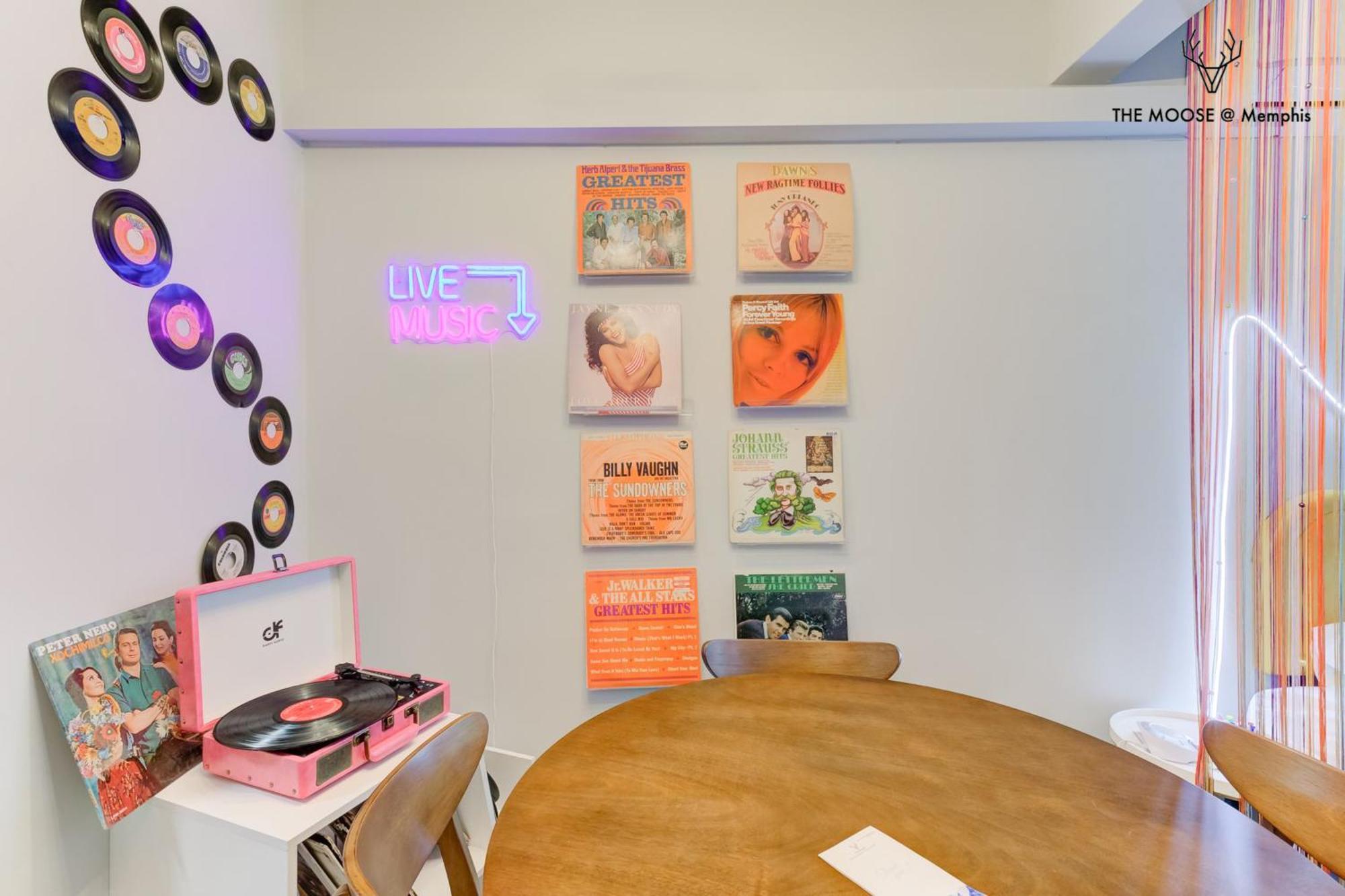 The Moose #10 - Stylish Loft With King Bed, Free Parking & Wi-fi Apartamento