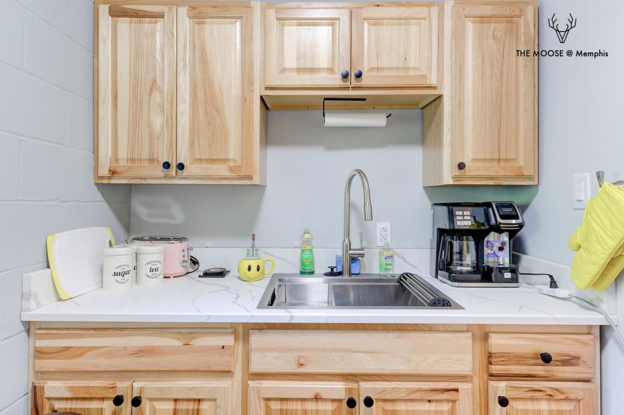 The Moose #10 - Stylish Loft With King Bed, Free Parking & Wi-fi