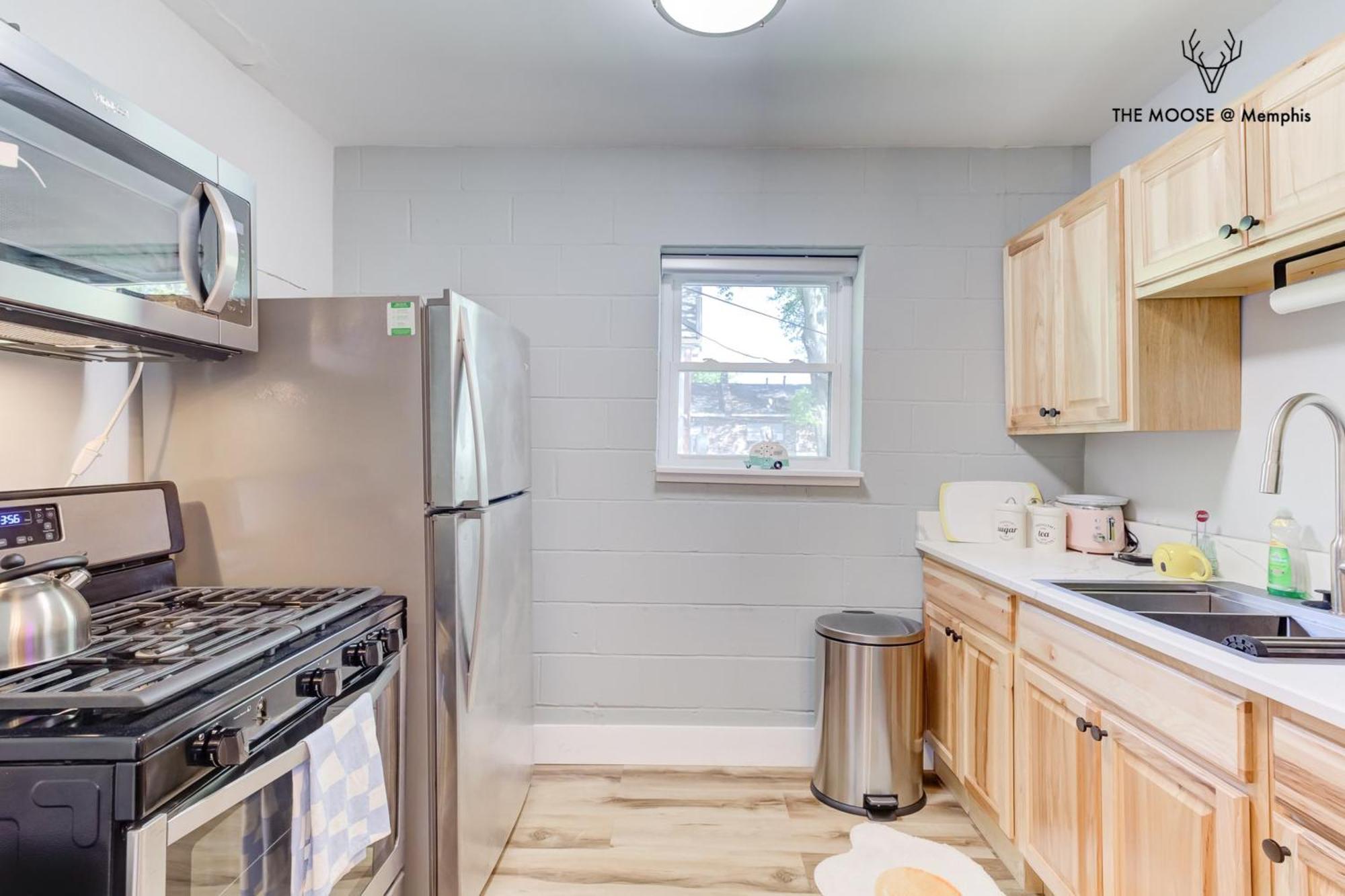 The Moose #10 - Stylish Loft With King Bed, Free Parking & Wi-fi Apartment *