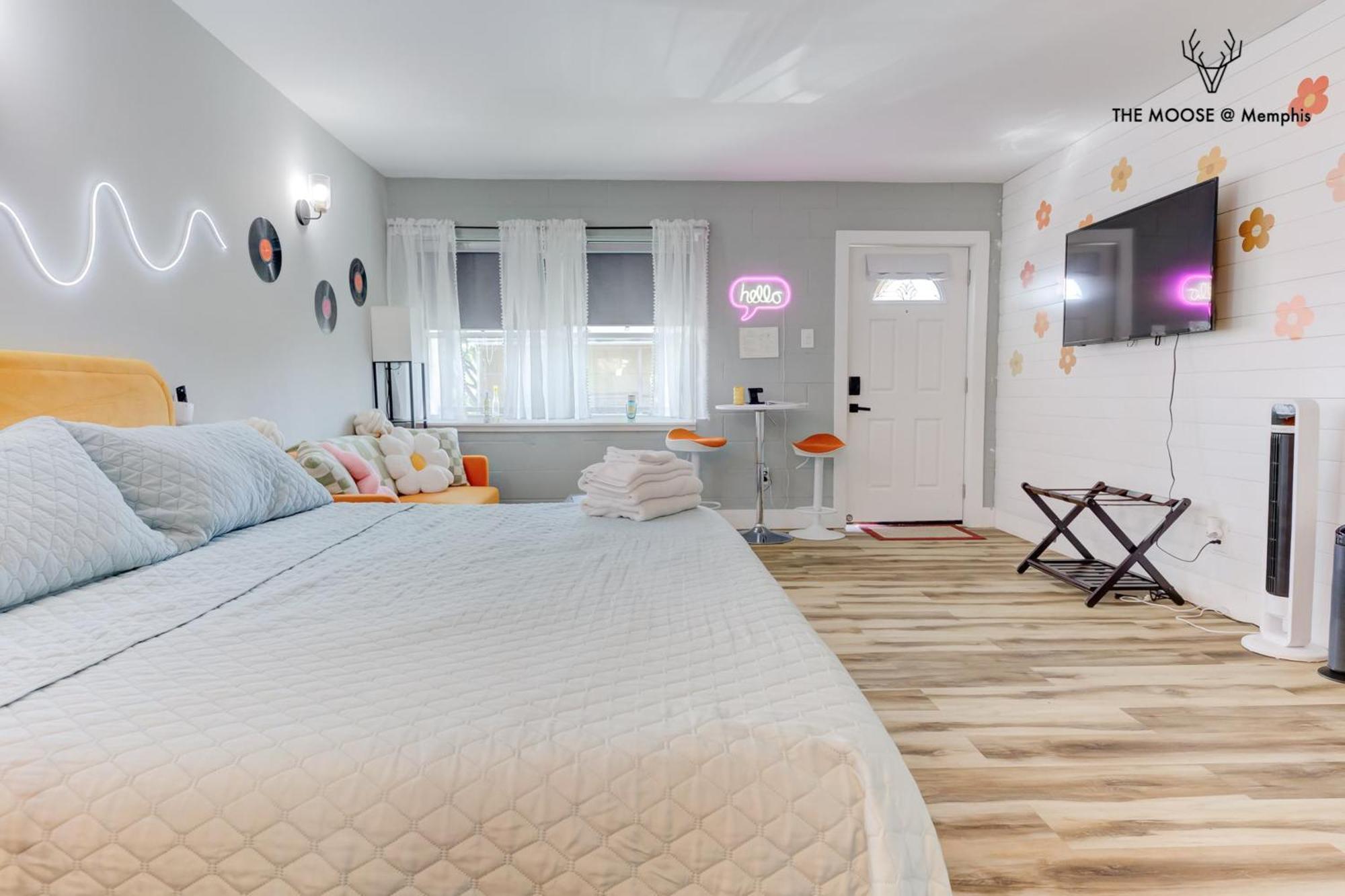 The Moose #10 - Stylish Loft With King Bed, Free Parking & Wi-fi Apartment