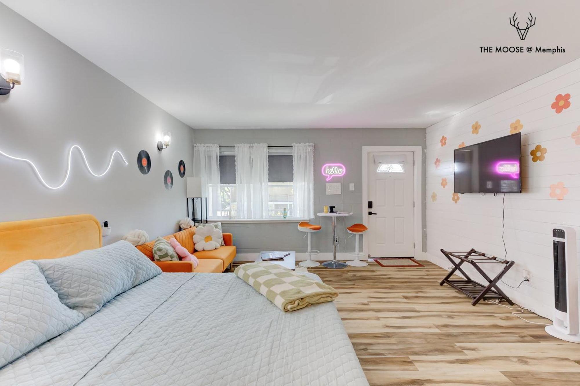 The Moose #10 - Stylish Loft With King Bed, Free Parking & Wi-fi Apartment